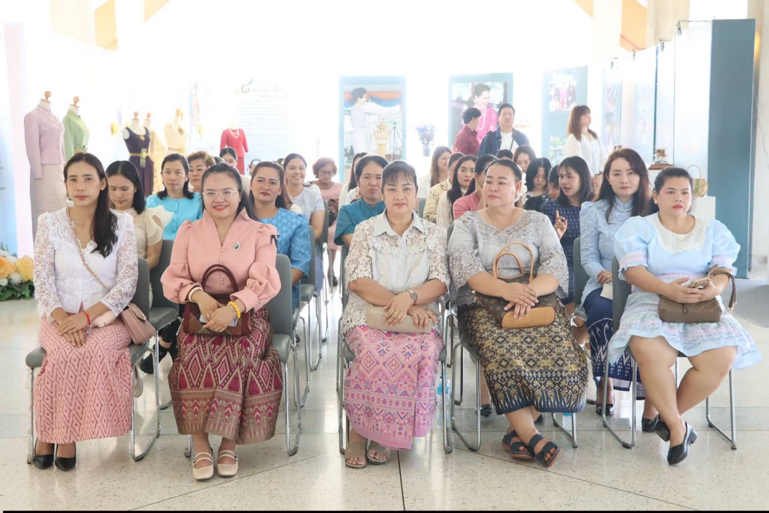 title - ศพส. จัดงาน “รักแห่งศิลป์ รักแห่งแผ่นดิน” เพื่อน้อมรำลึกในพระมหากรุณาธิคุณของสมเด็จพระนางเจ้าสิริกิติ์ พระบรมราชินีนาถ พระบรมราชชนนีพันปีหลวง ณ ศูนย์ส่งเสริมและพัฒนาอาชีพเสริมนอกภาคการเกษตร (ศูนย์ศิลปาชีพบางไทรฯ เดิม)